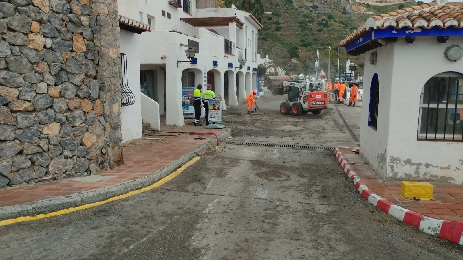 El Puerto Marina del Este renueva el vial de acceso para mejorar la seguridad y la circulación