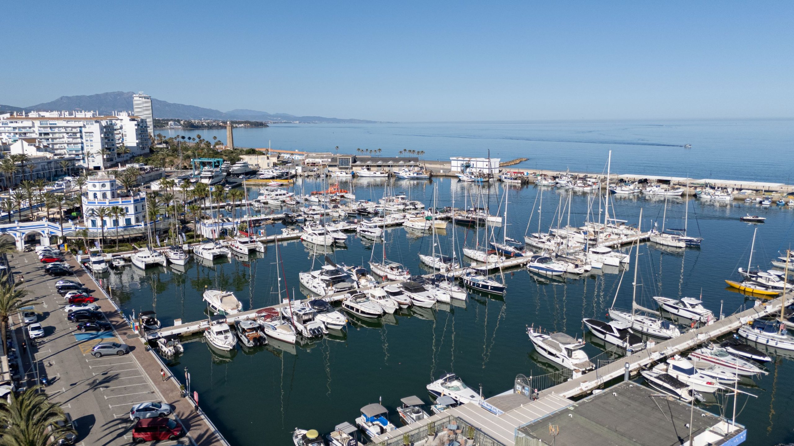 El Puerto Deportivo de Estepona recibe la Bandera Azul 2026 y suma ya 32 años con este distintivo internacional