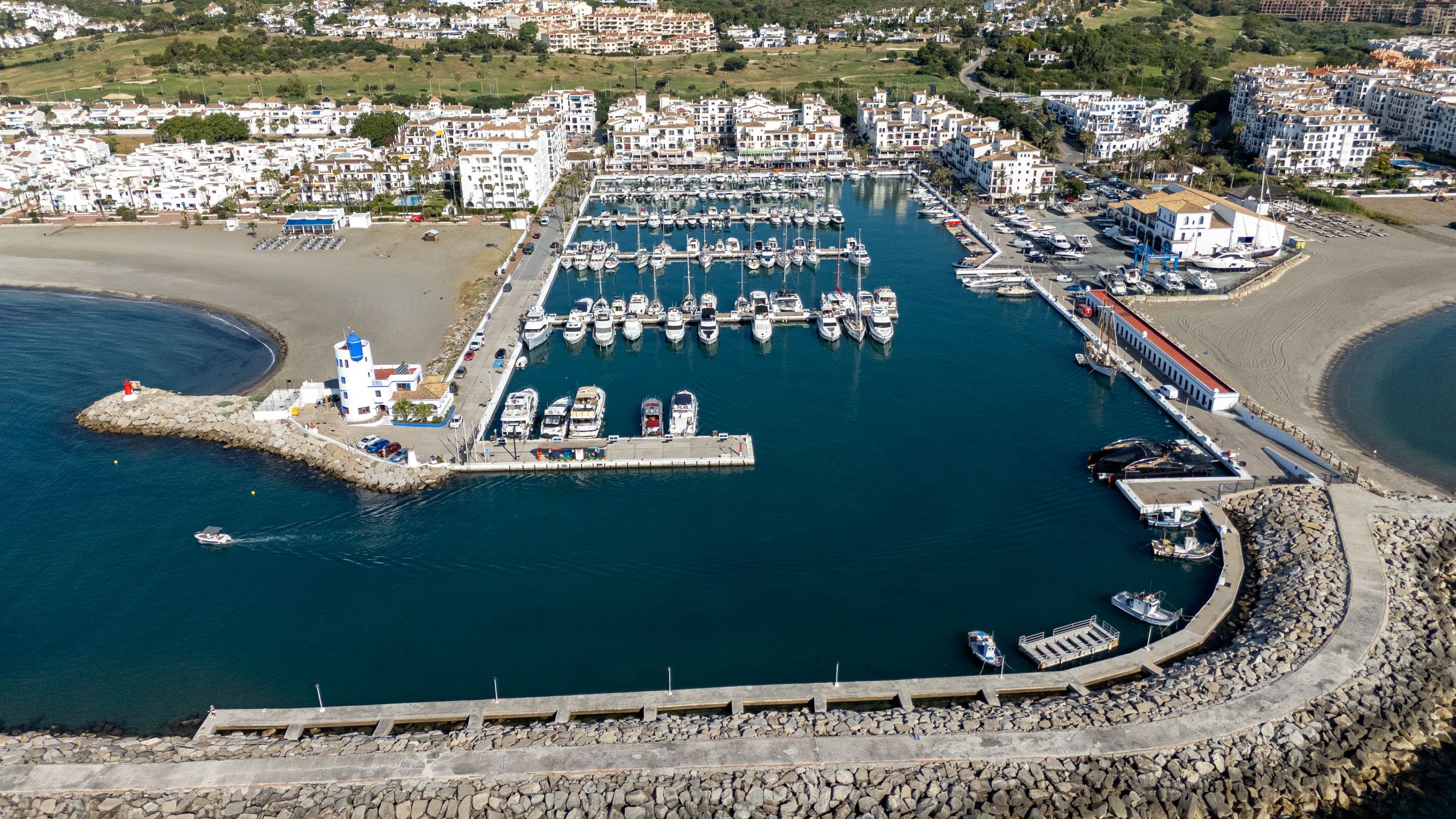 El Puerto de La Duquesa renueva la Bandera Azul 2026 y alcanza 28 años con este galardón