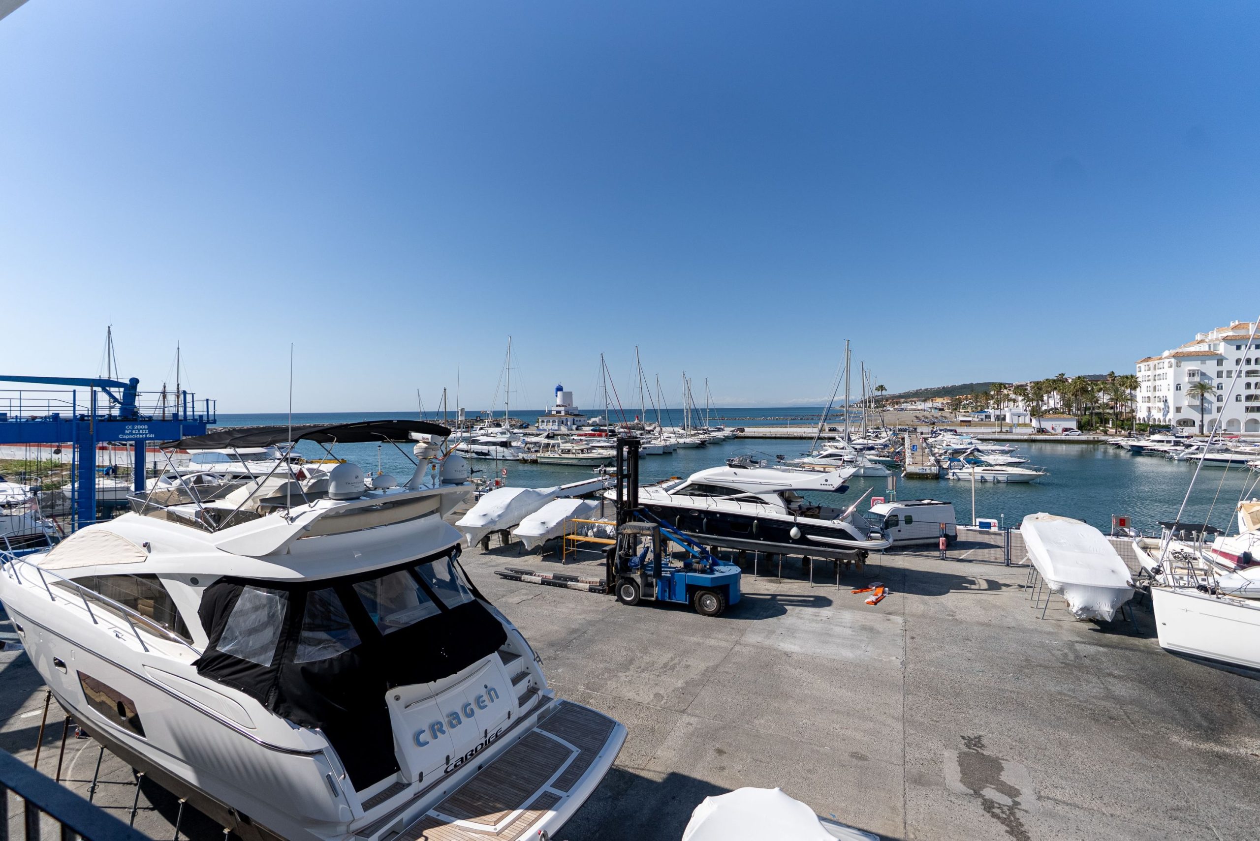 Puerto de La Duquesa: el cuidado de la embarcación dentro y fuera del agua