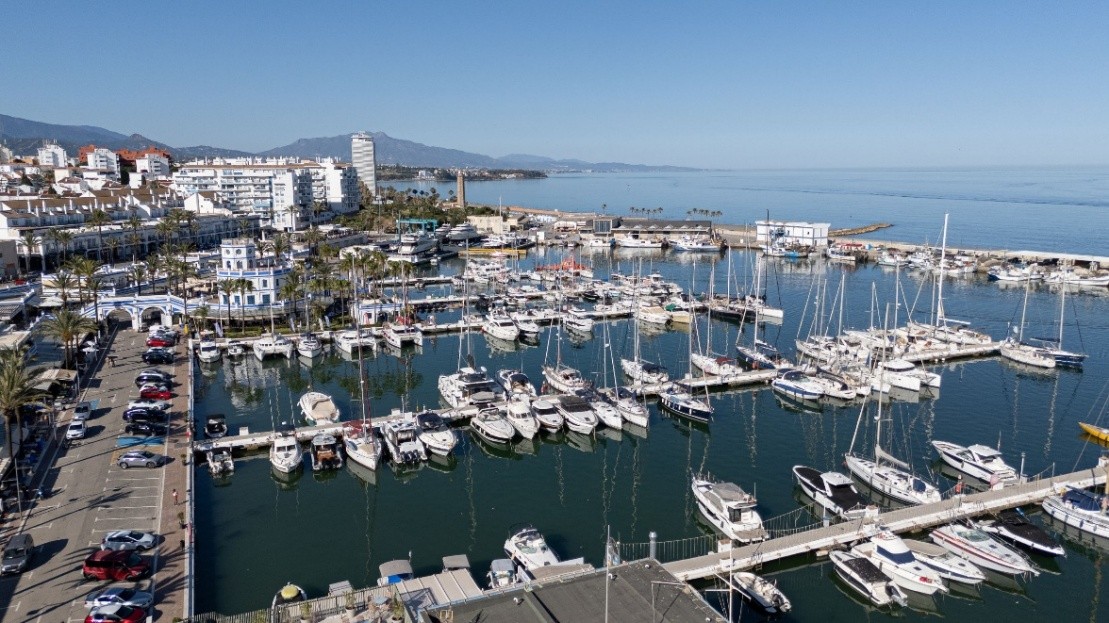 El mercadillo del Puerto Deportivo de Estepona hace una pausa con motivo de la I Maratón de Estepona
